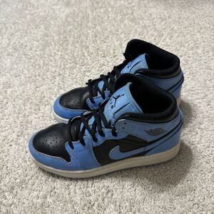 Nike Air Jordan 1 Mid University Blue Black DQ8423-401 Gradeschool Size 5Y 6.5W